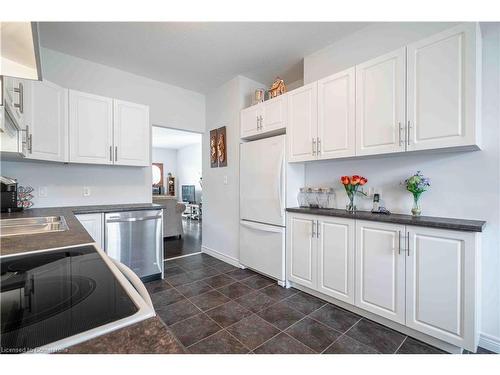 8 Hillgartner Lane, Binbrook, ON - Indoor Photo Showing Kitchen