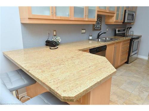 8 Carmichael Trail, Ancaster, ON - Indoor Photo Showing Kitchen With Double Sink