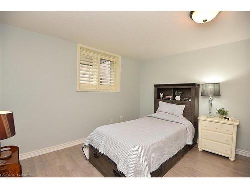 8 Carmichael Trail, Ancaster, ON - Indoor Photo Showing Bedroom