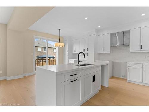 33 Hampshire Place, Stoney Creek, ON - Indoor Photo Showing Kitchen With Double Sink With Upgraded Kitchen