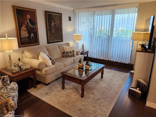 905-1415 Ghent Avenue, Burlington, ON - Indoor Photo Showing Living Room