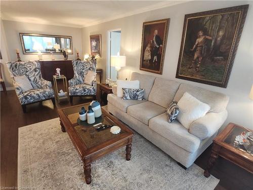 905-1415 Ghent Avenue, Burlington, ON - Indoor Photo Showing Living Room