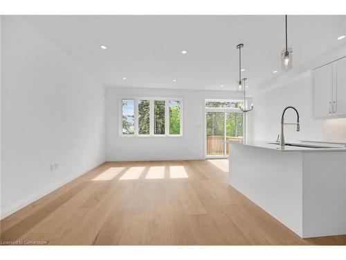 35 Kingfisher Drive, Hamilton, ON - Indoor Photo Showing Kitchen