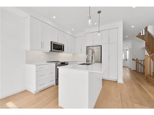 35 Kingfisher Drive, Hamilton, ON - Indoor Photo Showing Kitchen With Upgraded Kitchen