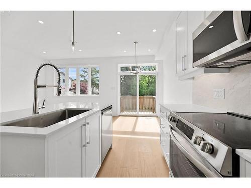 35 Kingfisher Drive, Hamilton, ON - Indoor Photo Showing Kitchen With Upgraded Kitchen