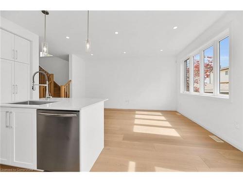 35 Kingfisher Drive, Hamilton, ON - Indoor Photo Showing Kitchen