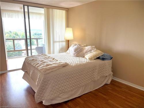 809-5080 Pinedale Avenue, Burlington, ON - Indoor Photo Showing Bedroom