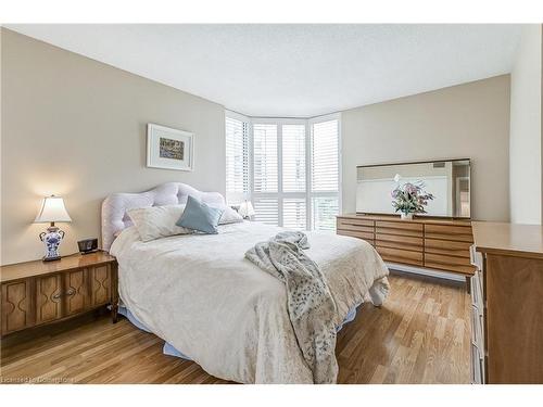 809-5080 Pinedale Avenue, Burlington, ON - Indoor Photo Showing Bedroom