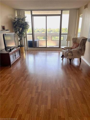 809-5080 Pinedale Avenue, Burlington, ON - Indoor Photo Showing Living Room