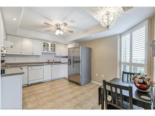 809-5080 Pinedale Avenue, Burlington, ON - Indoor Photo Showing Kitchen