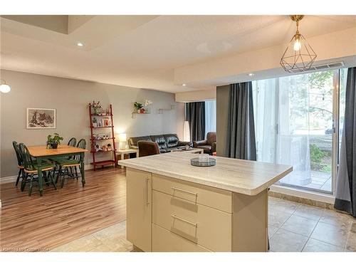 119-1300 Marlborough Court, Oakville, ON - Indoor Photo Showing Dining Room