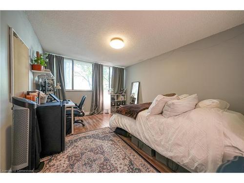 119-1300 Marlborough Court, Oakville, ON - Indoor Photo Showing Bedroom