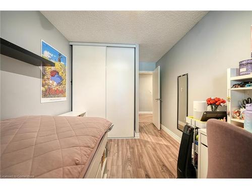 119-1300 Marlborough Court, Oakville, ON - Indoor Photo Showing Bedroom