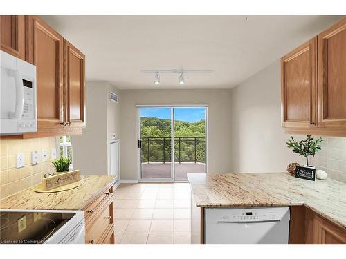 807-3000 Creekside Drive, Dundas, ON - Indoor Photo Showing Kitchen