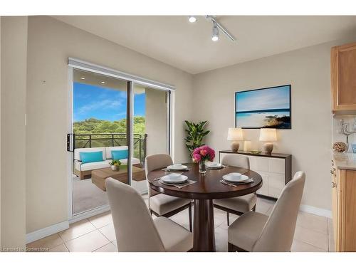 807-3000 Creekside Drive, Dundas, ON - Indoor Photo Showing Dining Room