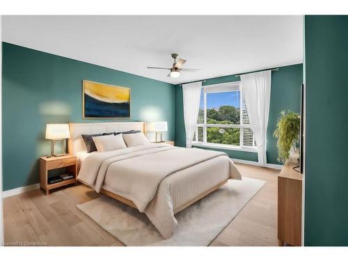 807-3000 Creekside Drive, Dundas, ON - Indoor Photo Showing Bedroom