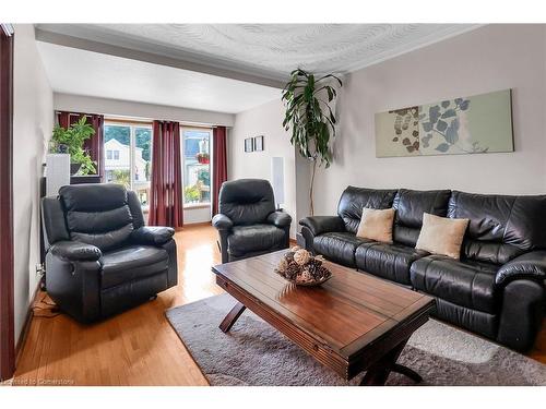 4457 Fourth Avenue, Niagara Falls, ON - Indoor Photo Showing Living Room