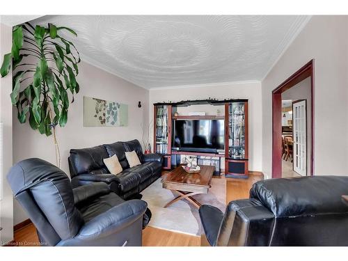 4457 Fourth Avenue, Niagara Falls, ON - Indoor Photo Showing Living Room