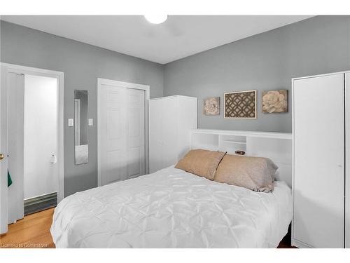 4457 Fourth Avenue, Niagara Falls, ON - Indoor Photo Showing Bedroom