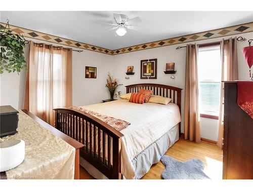 4457 Fourth Avenue, Niagara Falls, ON - Indoor Photo Showing Bedroom