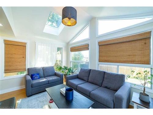 10 Warren Avenue, Hamilton, ON - Indoor Photo Showing Living Room