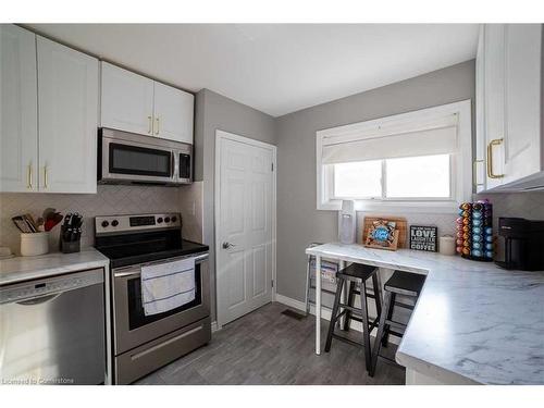 10 Warren Avenue, Hamilton, ON - Indoor Photo Showing Kitchen