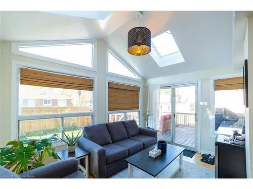 10 Warren Avenue, Hamilton, ON - Indoor Photo Showing Living Room