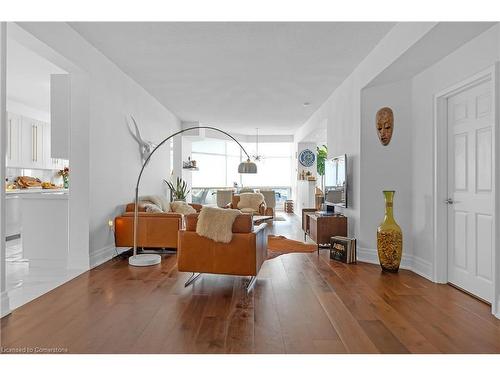 903-1237 North Shore Boulevard E, Burlington, ON - Indoor Photo Showing Living Room