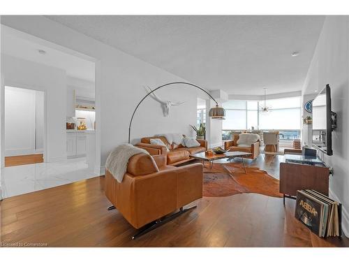 903-1237 North Shore Boulevard E, Burlington, ON - Indoor Photo Showing Living Room