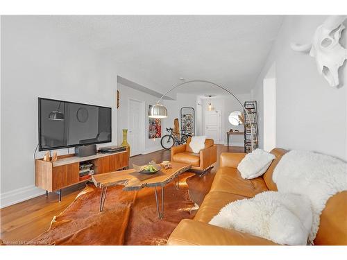 903-1237 North Shore Boulevard E, Burlington, ON - Indoor Photo Showing Living Room