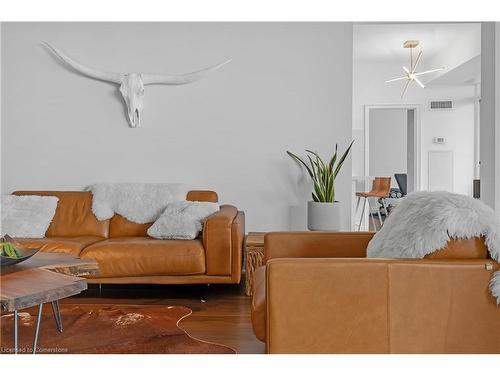 903-1237 North Shore Boulevard E, Burlington, ON - Indoor Photo Showing Living Room