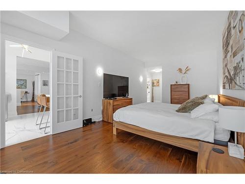 903-1237 North Shore Boulevard E, Burlington, ON - Indoor Photo Showing Bedroom