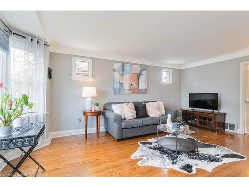 28 Walter Avenue S, Hamilton, ON - Indoor Photo Showing Living Room