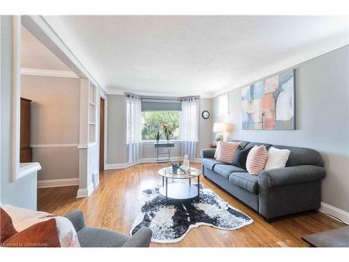 28 Walter Avenue S, Hamilton, ON - Indoor Photo Showing Living Room