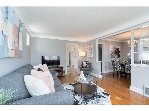 28 Walter Avenue S, Hamilton, ON - Indoor Photo Showing Living Room