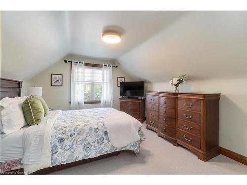 28 Walter Avenue S, Hamilton, ON - Indoor Photo Showing Bedroom