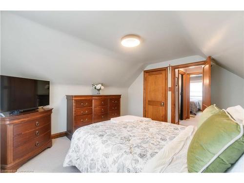 28 Walter Avenue S, Hamilton, ON - Indoor Photo Showing Bedroom