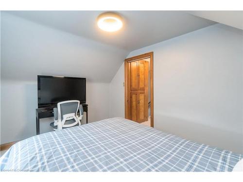 28 Walter Avenue S, Hamilton, ON - Indoor Photo Showing Bedroom