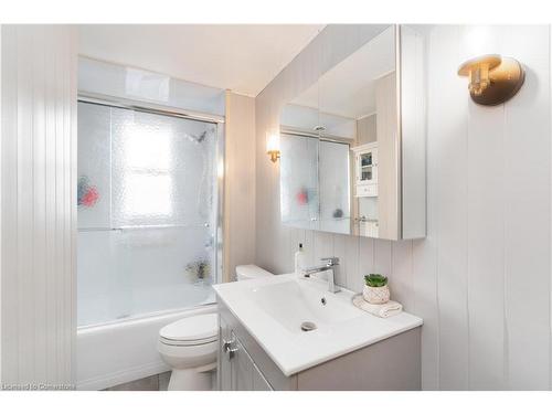 28 Walter Avenue S, Hamilton, ON - Indoor Photo Showing Bathroom