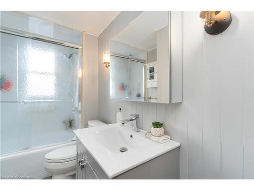 28 Walter Avenue S, Hamilton, ON - Indoor Photo Showing Bathroom