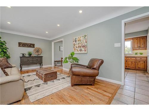 900 Beeforth Road, Millgrove, ON - Indoor Photo Showing Living Room