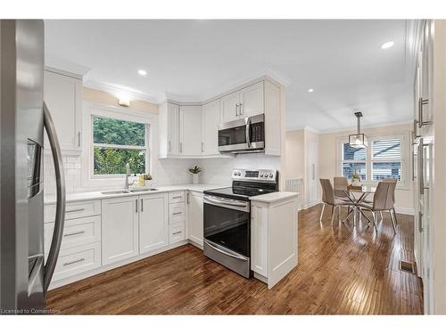 2061 Edinburgh Drive, Burlington, ON - Indoor Photo Showing Kitchen With Double Sink With Upgraded Kitchen