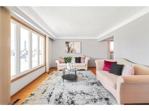 111 Nugent Drive, Hamilton, ON - Indoor Photo Showing Living Room