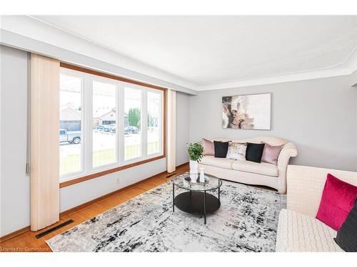 111 Nugent Drive, Hamilton, ON - Indoor Photo Showing Living Room