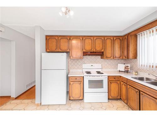 111 Nugent Drive, Hamilton, ON - Indoor Photo Showing Kitchen