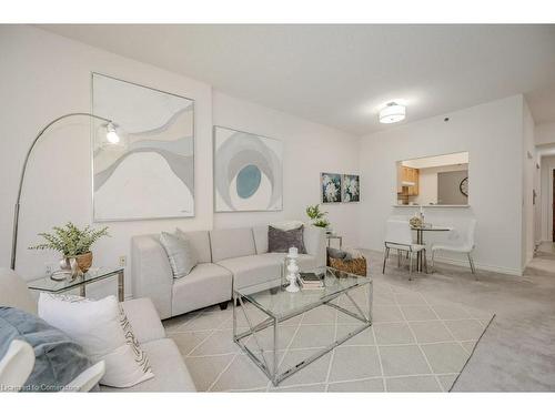 2505-100 Burloak Drive, Burlington, ON - Indoor Photo Showing Living Room