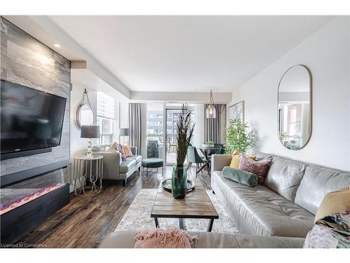 801-442 Maple Avenue, Burlington, ON - Indoor Photo Showing Living Room