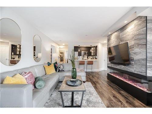 801-442 Maple Avenue, Burlington, ON - Indoor Photo Showing Living Room