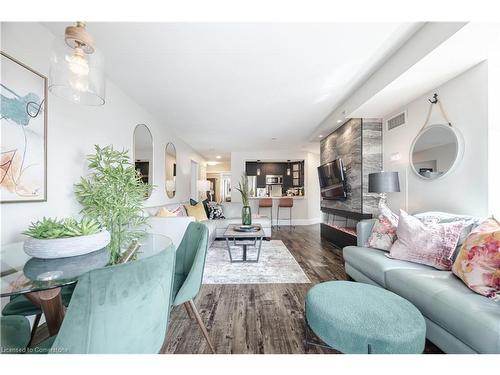 801-442 Maple Avenue, Burlington, ON - Indoor Photo Showing Living Room