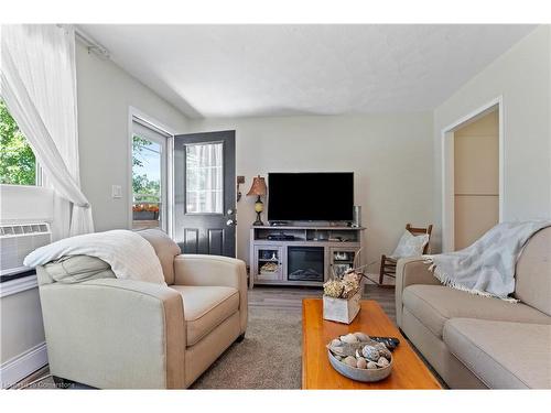 4 Nanticoke Valley Road, Nanticoke, ON - Indoor Photo Showing Living Room